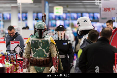 Zürich, Schweiz. 5. Dezember 2015. Mitglieder der Swiss Garrison Kostümierung, getarnt als Star Wars-Charaktere stehen in einem Geschäft in einem Einkaufszentrum in Zürich. Bildnachweis: Erik Tham/Alamy Live-Nachrichten Stockfoto