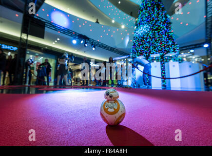 Zürich, Schweiz. 5. Dezember 2015. Ein kleines Radio gesteuert Star Wars BB-8 Roboter Spielzeug auf dem Boden eines Einkaufszentrums Zürich herum cruisen ist. Bildnachweis: Erik Tham/Alamy Live-Nachrichten Stockfoto