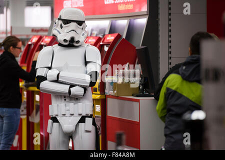 Zürich, Schweiz. 5. Dezember 2015. Ein Mitglieder der Swiss Garrison Kostümierung, verkleidet als ein Star Wars Stormtrooper steht in einem Geschäft in einem Einkaufszentrum in Zürich. Bildnachweis: Erik Tham/Alamy Live-Nachrichten Stockfoto