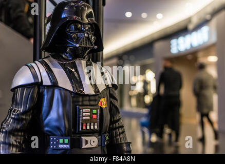 Zürich, Schweiz. 5. Dezember 2015. Weihnachts-Einkäufer sind durch eine Spielzeug-Statue von Darth Vader übergeben, die in einem Einkaufszentrum in Zürich angezeigt wird. Bildnachweis: Erik Tham/Alamy Live-Nachrichten Stockfoto