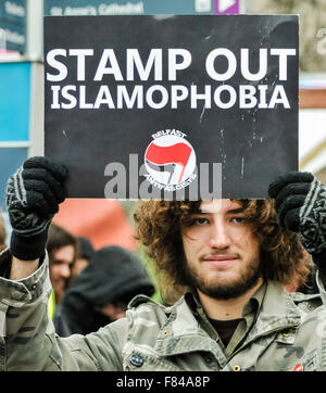 Belfast, Nordirland. 5. Dezember 2015 - hält ein Mann ein Schild mit der Aufschrift "Stamp Out Islamophobie" auf einer pro-Flüchtling-Versammlung zum protest gegen die protestantische Koalition Anti-Flüchtling Rallye. Bildnachweis: Stephen Barnes/Alamy Live-Nachrichten Stockfoto