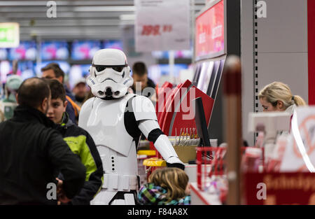 Zürich, Schweiz. 5. Dezember 2015. Ein Mitglieder der Swiss Garrison Kostümierung, verkleidet als ein Star Wars Stormtrooper steht in einem Geschäft in einem Einkaufszentrum in Zürich. Bildnachweis: Erik Tham/Alamy Live-Nachrichten Stockfoto