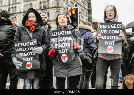 Belfast, Nordirland. 05. Dez 2015 - Pro-flüchtling Unterstützer sammeln gegen die protestantischen Koalition ist anti-flüchtling Rallye zu protestieren. Credit: Stephen Barnes/Alamy leben Nachrichten Stockfoto