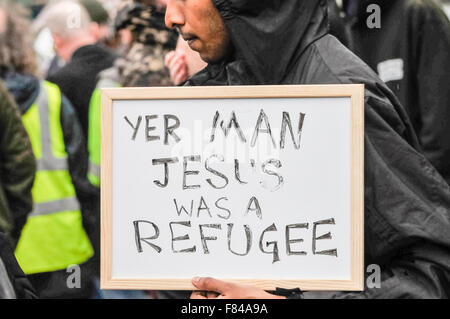 Belfast, Nordirland. 05. Dezember 2015 - Ein Mann hält ein Schild mit der Aufschrift "Yer [Yer] man Jesus war ein Flüchtling". Kredit: Stephen Barnes/Alamy Live News. Stockfoto