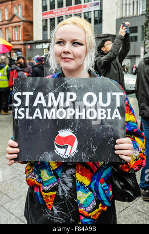 Belfast, Nordirland. 5. Dezember 2015 - hält eine Frau ein Schild mit der Aufschrift "Stamp Out Islamophobie" auf einer pro-Flüchtling-Versammlung zum protest gegen die protestantische Koalition Anti-Flüchtling Rallye. Bildnachweis: Stephen Barnes/Alamy Live-Nachrichten Stockfoto