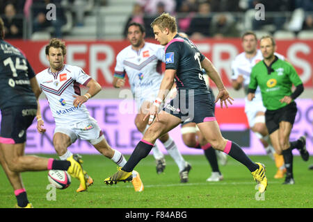 Paris, Frankreich. 5. Dezember 2015. Top 14 Rugby Union. Stade Francais gegen Bordeaux Begles. JULES PLISSON (sf) tritt nach vorne Credit: Action Plus Sport/Alamy Live News Stockfoto