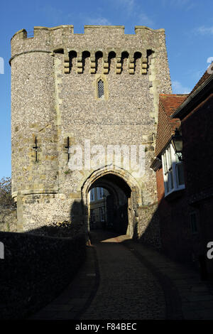 Die Barbican Tor Turm von Lewes Castle in Lewes, England. Die Burg stammt aus dem 11. Jahrhundert. Stockfoto