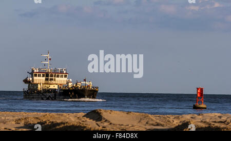 UNS Army Corp der Ingenieure flach Entwurf Dredge "Murden" nähert sich der Ozean-Stadt-Einlass Stockfoto