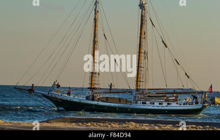 Segelboot Ocean City Einlauf von Assawoman Bay auf den Atlantischen Ozean bei Sonnenuntergang Transit. Stockfoto