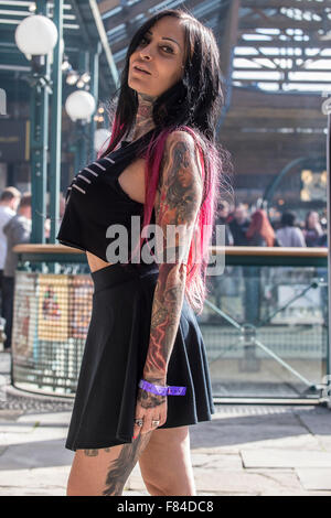 Tattoo-Künstler, Models und die Öffentlichkeit zu besuchen der 11. jährlichen London International Tattoo Convention in Tobacco Dock ich Stockfoto