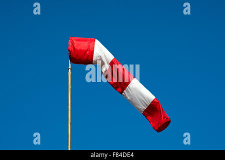 Ein Windsack mit roten und weißen Streifen Stockfoto