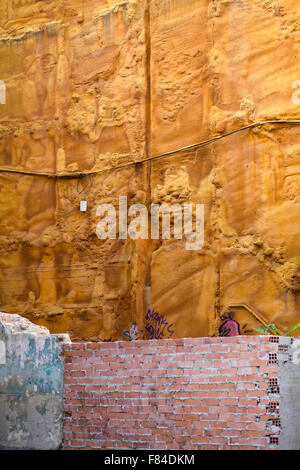 Seite eines eingestürzten Gebäudes mit Mauer und Stein Stockfoto