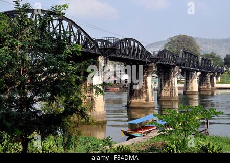 Kanchanaburi, Thailand die legendäre Eisenbahn Brücke am River Kwai bekannt geworden, in dem 1957 Film von David Lean Stockfoto