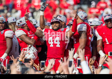 Houston, TX, USA. 5. Dezember 2015. Houston Cougars Linebacker Elandon Roberts (44) feiert nach der amerikanischen Athletic Conference Meisterschaft NCAA Football-Spiel zwischen den Tempel Eulen und die University of Houston Cougars im TDECU Stadion in Houston, TX. Houston gewann 24-13.Trask Smith/CSM/Alamy Live News Stockfoto