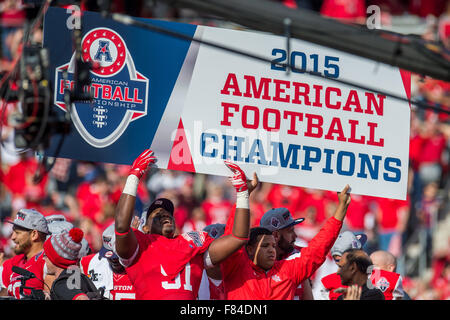 Houston, TX, USA. 5. Dezember 2015. Die Cougars halten ein American Football Champions Banner nach der amerikanischen Athletic Conference Meisterschaft NCAA Football-Spiel zwischen den Tempel Eulen und die University of Houston Cougars im TDECU Stadion in Houston, TX. Houston gewann 24-13.Trask Smith/CSM/Alamy Live News Stockfoto