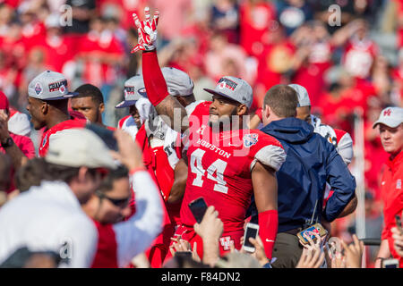Houston, TX, USA. 5. Dezember 2015. Houston Cougars Linebacker Elandon Roberts (44) feiert nach der amerikanischen Athletic Conference Meisterschaft NCAA Football-Spiel zwischen den Tempel Eulen und die University of Houston Cougars im TDECU Stadion in Houston, TX. Houston gewann 24-13.Trask Smith/CSM/Alamy Live News Stockfoto