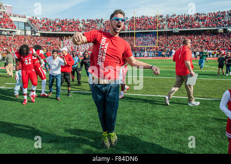 Houston, TX, USA. 5. Dezember 2015. Fans hetzen das Feld nach dem amerikanischen Athletic Conference Meisterschaft NCAA Football-Spiel zwischen den Tempel Eulen und die University of Houston Cougars im TDECU Stadion in Houston, TX. Houston gewann 24-13.Trask Smith/CSM/Alamy Live News Stockfoto