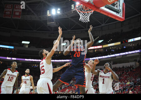 Raleigh, North Carolina, USA. 5. Dezember 2015. Bucknell Bison Zentrum Nana Foulland (20) in Aktion während der NCAA Basketball-Spiel zwischen der Bucknell Bison und der North Carolina State Wolfpack PNC Arena in Raleigh, North Carolina. Reagan Lunn/CSM/Alamy Live-Nachrichten Stockfoto