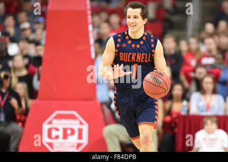 Raleigh, North Carolina, USA. 5. Dezember 2015. Bucknell Bison bewachen Kimbal Mackenzie (1) in Aktion während der NCAA Basketball-Spiel zwischen der Bucknell Bison und der North Carolina State Wolfpack PNC Arena in Raleigh, North Carolina. Reagan Lunn/CSM/Alamy Live-Nachrichten Stockfoto