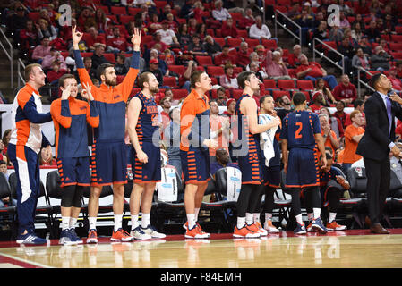 Raleigh, North Carolina, USA. 5. Dezember 2015. Bucknell Bison Bank bei NCAA Basketball-Spiel zwischen der Bucknell Bison und der North Carolina State Wolfpack PNC Arena in Raleigh, North Carolina. Reagan Lunn/CSM/Alamy Live-Nachrichten Stockfoto