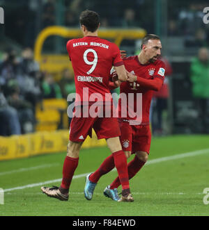 Deutschland, Bandesliga, Borussia Moenchengladbach Vs Bayern Muenchen, Mönchengladbach, 05.12.2015: Franck Ribery (Muenchen, R) und Robert Lewandowski. Stockfoto