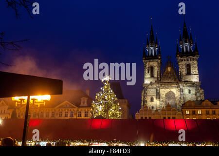 Prager Altstädter Ring, Weihnachtsmarkt und Baum, Prag, Tschechien Stockfoto