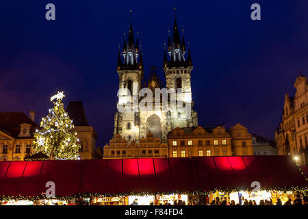 Prager Altstädter Ring, Weihnachtsmarkt und Baum, Prag, Tschechien Stockfoto