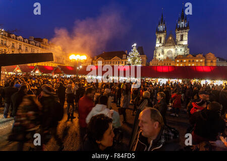 Altstädter Ring, Weihnachtsmarkt und Baum, Prag, Tschechische Republik Stockfoto