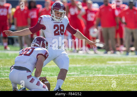 Houston, TX, USA. 5. Dezember 2015. Temple Owls Ort Kicker Austin Jones (29) tritt einen Field Goal im 2. Quartal der amerikanischen Athletic Conference Championship NCAA Football-Spiel zwischen den Tempel Eulen und die University of Houston Cougars im TDECU Stadion in Houston, Texas. Houston gewann 24-13.Trask Smith/CSM/Alamy Live News Stockfoto