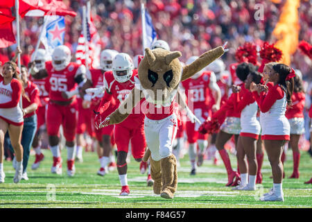 Houston, TX, USA. 5. Dezember 2015. Houston Cougars Maskottchen Shasta betritt das Feld vor der amerikanischen Athletic Conference-Meisterschaft NCAA Football-Spiel zwischen den Tempel Eulen und die University of Houston Cougars im TDECU Stadion in Houston, Texas. Houston gewann 24-13.Trask Smith/CSM/Alamy Live News Stockfoto