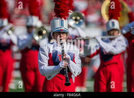 Houston, TX, USA. 5. Dezember 2015. Ein Mitglied der Band Spirit of Houston führt vor der amerikanischen Athletic Conference-Meisterschaft NCAA Football-Spiel zwischen den Tempel Eulen und die University of Houston Cougars im TDECU Stadion in Houston, Texas. Houston gewann 24-13.Trask Smith/CSM/Alamy Live News Stockfoto