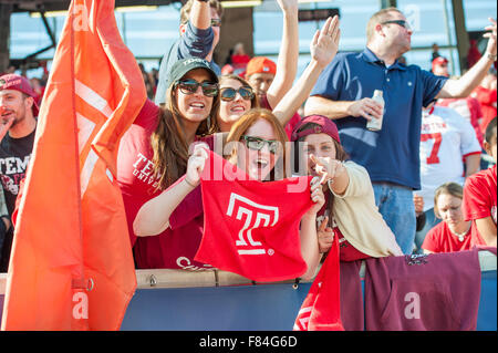 Houston, TX, USA. 5. Dezember 2015. Temple Owls Fans im 4. Quartal der amerikanischen Athletic Conference Championship NCAA Football-Spiel zwischen den Tempel Eulen und die University of Houston Cougars im TDECU Stadion in Houston, Texas. Houston gewann 24-13.Trask Smith/CSM/Alamy Live News Stockfoto