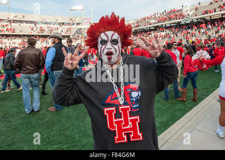 Houston, TX, USA. 5. Dezember 2015. Houston Cougars Fan auf dem Feld nach der amerikanischen Athletic Conference Meisterschaft NCAA Football-Spiel zwischen den Tempel Eulen und die University of Houston Cougars im TDECU Stadion in Houston, TX. Houston gewann 24-13.Trask Smith/CSM/Alamy Live News Stockfoto