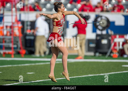 Houston, TX, USA. 5. Dezember 2015. Ein Houston Twirler führt vor der amerikanischen Athletic Conference-Meisterschaft NCAA Football-Spiel zwischen den Tempel Eulen und die University of Houston Cougars im TDECU Stadion in Houston, Texas. Houston gewann 24-13.Trask Smith/CSM/Alamy Live News Stockfoto