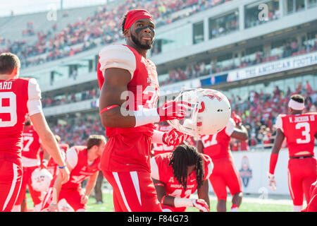 Houston, TX, USA. 5. Dezember 2015. Houston Cougars Sicherheit Earl Foster (30) sucht vor der amerikanischen Athletic Conference-Meisterschaft NCAA Football-Spiel zwischen den Tempel Eulen und die University of Houston Cougars im TDECU Stadion in Houston, Texas. Houston gewann 24-13.Trask Smith/CSM/Alamy Live News Stockfoto