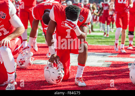 Houston, TX, USA. 5. Dezember 2015. Houston Cougars Quarterback Greg Ward Jr. (1) betet vor der amerikanischen Athletic Conference-Meisterschaft NCAA Football-Spiel zwischen den Tempel Eulen und die University of Houston Cougars im TDECU Stadion in Houston, Texas. Houston gewann 24-13.Trask Smith/CSM/Alamy Live News Stockfoto