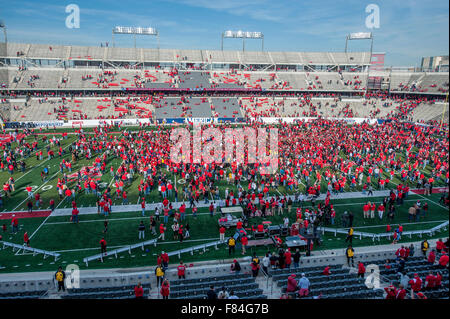 Houston, TX, USA. 5. Dezember 2015. Houston Cougars Fans stürzte das Feld nach dem amerikanischen Athletic Conference Meisterschaft NCAA Football-Spiel zwischen den Tempel Eulen und die University of Houston Cougars im TDECU Stadion in Houston, TX. Houston gewann 24-13.Trask Smith/CSM/Alamy Live News Stockfoto