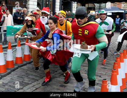 London, UK. 5. Dezember 2015. Menschen treten in der 35. Great Christmas Pudding Race im Rahmen eines Angebots, Geld für Cancer Research UK und aufzubauen, um die festliche Weihnachtszeit in Covent Garden in London, UK, am 5. Dezember 2015. Bildnachweis: Han Yan/Xinhua/Alamy Live-Nachrichten Stockfoto