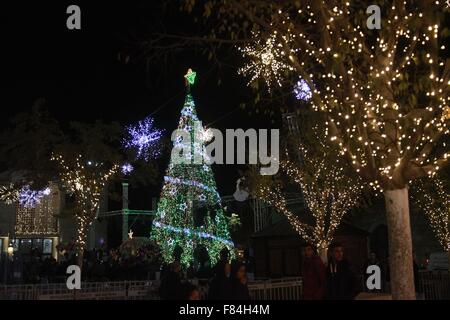 Bethlehem. 5. Dezember 2015. Der Weihnachtsbaum wird während der Zeremonie am Krippenplatz, außerhalb der Geburtskirche im Westjordanland Stadt Bethlehem am 5. Dezember 2015 gesehen. Bildnachweis: Mamoun Wazwaz/Xinhua/Alamy Live-Nachrichten Stockfoto