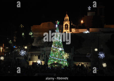 Bethlehem. 5. Dezember 2015. Der Weihnachtsbaum wird während der Zeremonie am Krippenplatz, außerhalb der Geburtskirche im Westjordanland Stadt Bethlehem am 5. Dezember 2015 gesehen. Bildnachweis: Mamoun Wazwaz/Xinhua/Alamy Live-Nachrichten Stockfoto