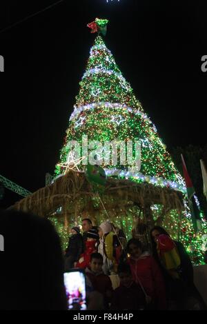 Bethlehem. 5. Dezember 2015. Der Weihnachtsbaum wird während der Zeremonie am Krippenplatz, außerhalb der Geburtskirche im Westjordanland Stadt Bethlehem am 5. Dezember 2015 gesehen. Bildnachweis: Mamoun Wazwaz/Xinhua/Alamy Live-Nachrichten Stockfoto