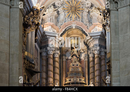 Interieur und Altar der Kirche Los Clerigos, berühmt für den Turm und die Drehorgel Stockfoto