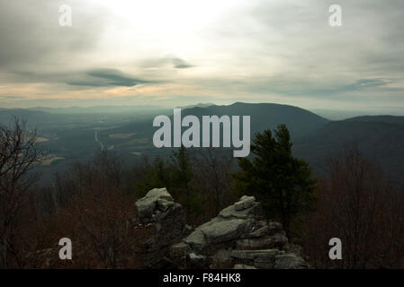 Blick nach Südwesten vom Strickler Knopf in Virginia unter einem milchigen Himmel. In Nebel gehüllt sind Grate des Shenandoah-Nationalpark. Stockfoto