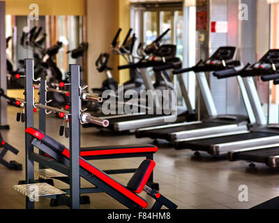 Fitness-Studio-Einrichtung mit Laufband Ausrüstung. Stockfoto