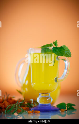 Saft aus Reifen Sanddorn Beeren Stockfoto