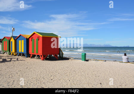 Strandhütten an Surfer Ecke, Muizenberg Südafrika, mit Blick auf die False Bay Stockfoto