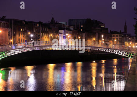 Die Nachtansicht von Ha'penny Brücke über den Fluss Liffey. Dublin Irland Stockfoto