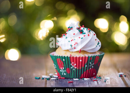 Christmas Cupcake mit roten und grünen Streuseln auf rustikalen Tisch Stockfoto