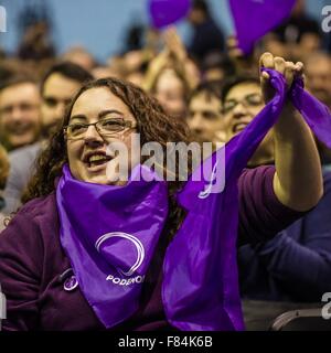 5. Dezember 2015 - l ' Hospitalet De Llobregat, Catalonia/Barcelona, Spanien - ein Verfechter des Wählerverzeichnisses linke En Comu Podem (zusammen können wir) ruft Parolen während eines Treffens der Kampagne für die Parlamentswahlen in l ' Hospitalet de Llobregat © Matthias Oesterle/ZUMA Draht/Alamy Live News Stockfoto