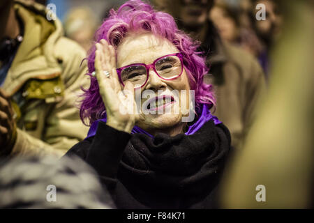 5. Dezember 2015 - l ' Hospitalet De Llobregat, Catalonia/Barcelona, Spanien - ein Verfechter des Wählerverzeichnisses linke En Comu Podem (zusammen können wir) ruft Parolen während eines Treffens der Kampagne für die Parlamentswahlen in l ' Hospitalet de Llobregat © Matthias Oesterle/ZUMA Draht/Alamy Live News Stockfoto